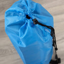 Eine Nahaufnahme der Kordelzugöffnung einer leuchtend blauen Yogamatten-Tasche, die den gerafften Stoff, die schwarze Kordel, ein kleines „myoga“-Etikett und einen Teil des schwarzen Schultergurts auf einem Holzboden zeigt.