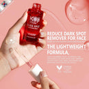 Eine Hand hält eine rote Flasche Koji White Dark Spot Brightening Serum vor einem rosa Hintergrund. Eine Pipette gibt das Serum ab und betont die leichte, schnell einziehende Formel. Der Text betont die Reduzierung dunkler Flecken, die Verbesserung des Hauttons und die Steigerung der Feuchtigkeit. Vegane und tierversuchsfreie Symbole werden angezeigt.