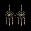 Paar goldene Traumfänger-Ohrringe mit einem hellblauen zentralen Edelstein und hängenden Federn.