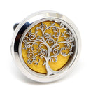 Nahaufnahme eines silberfarbenen Auto-Diffusor-Medaillons für ätherische Öle, mit einem Lebensbaum-Ausschnittmuster und einem leuchtend gelben Filzpad.