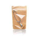 Ein silbernes Tee-Ei in einem braunen Papierbeutel mit Sichtfenster.