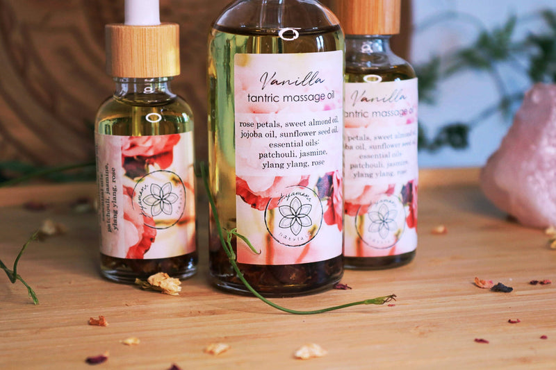 Ayamani Naturals - Tantrisches "Vanille" Sinnliches Massageöl, mit Rosenblättern