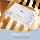 Eine Schachtel mit umweltfreundlichen Waschmittelblättern mit der Aufschrift „60 Wäschen“ auf einer Holzoberfläche. Der Text darunter lautet: „100 % biologisch abbaubar in praktischer Aufbewahrungsbox.“