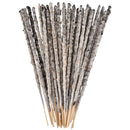 Studio-Nahaufnahme eines V-förmigen Bündels dicker, handgefertigter Räucherstäbchen vor Weiß. Die Stäbchen sind mit einem markanten grau-weißen Pulver (typisch für Yagra oder Naturharze) über einem dunklen Kern bedeckt; die Bambuskerne sind unten sichtbar.