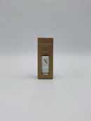 Kleine braune Pappschachtel mit einer Flasche Rosmarinöl (Alecrim).