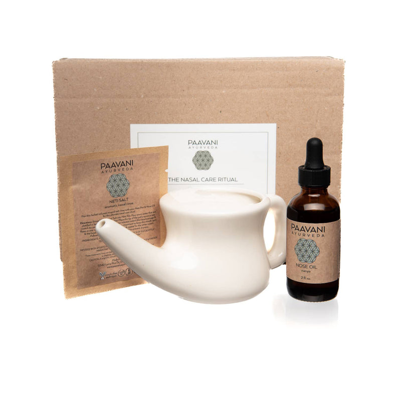 Ein Paavani Nasenpflege-Ritual-Set in einer braunen Kartonverpackung, das einen Neti-Topf, eine Packung Neti-Salz und eine Flasche Nasenöl enthält, um die Nasenpflege zu fördern.