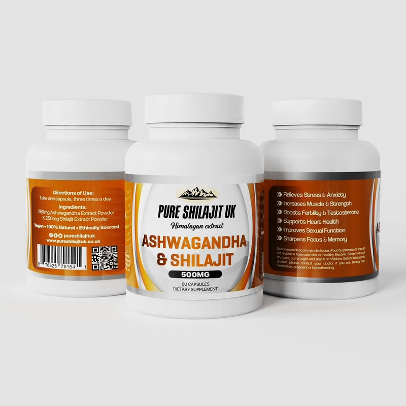 Drei weiße Flaschen "PURE SHILAJIT UK Himalayan extract ASHWAGANDHA & SHILAJIT 500MG 60 KAPSELN NAHRUNGSERGÄNZUNGSMITTEL" mit orangefarbenen und weißen Etiketten. Die Anweisungen, Inhaltsstoffe und Vorteile sind auf den Etiketten sichtbar.