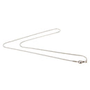 Dünne, polierte silberfarbene Schlangenkette, die in einer sanften Kurve liegt und den Verschluss an einem Ende zeigt.