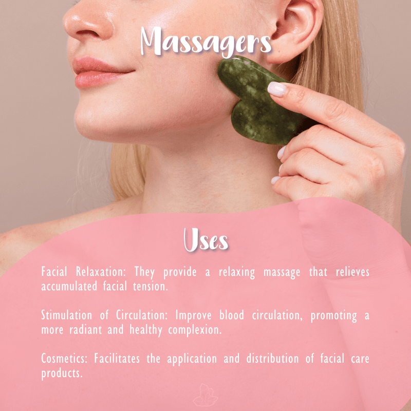 Nahaufnahme einer Person, die ein herzförmiges Gua-Sha-Werkzeug aus grünem Jade auf ihrer Wange verwendet, mit Text-Overlay, der die „Uses“ (Verwendung) von Massagegeräten zur Entspannung des Gesichts und zur Verbesserung der Durchblutung erläutert.