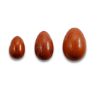 Drei glatte, polierte, eiförmige rote Jaspis Edelsteine sind auf einem weißen Hintergrund horizontal aufgereiht, um einen Größenverlauf von klein bis groß darzustellen. Jeder Stein hat eine tiefe rostrote/orange-braune Farbe mit natürlicher Marmorierung und dunklen Flecken.