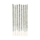 Acht dick beschichtete Räucherstäbchen in natürlicher grün-grauer Farbe auf weißem Hintergrund.