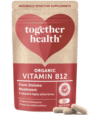 Die Vorderseite einer roten und beigen Verpackung von "together health ORGANIC VITAMIN B12" aus Shiitake-Pilz. Sie hebt hervor, dass es sich um ein hoch resorbierbares, natürliches und effektives Ergänzungsmittel handelt, mit 30 leicht einzunehmenden Kapseln.