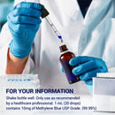  Eine Nahaufnahme von blau behandschuhten Händen, die eine dunkelbraune Flasche Methylenblau und eine Pipette halten, die Tropfen der blauen Flüssigkeit abgibt, mit Informationen zur empfohlenen Anwendung und Konzentration (10mg Methylenblau USP Grade pro 1ml).