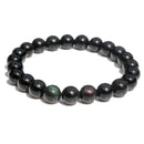 Ein Armband aus glänzenden, schwarzen Perlen.