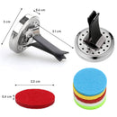 Eine Grafik, die die Abmessungen eines Auto-Lufterfrischers darstellt: 3 cm Durchmesser, 0,6 cm Dicke und eine Clip-Länge von 3,1 cm. Sie zeigt auch die Abmessungen der runden Filzpads (2,2 cm Durchmesser, 0,4 cm dick) sowie einen Stapel von fünf farbigen Pads.