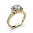 Ein Verlobungsring aus Gelbgold mit einem runden Diamanten und einer funkelnden Halo-Fassung.