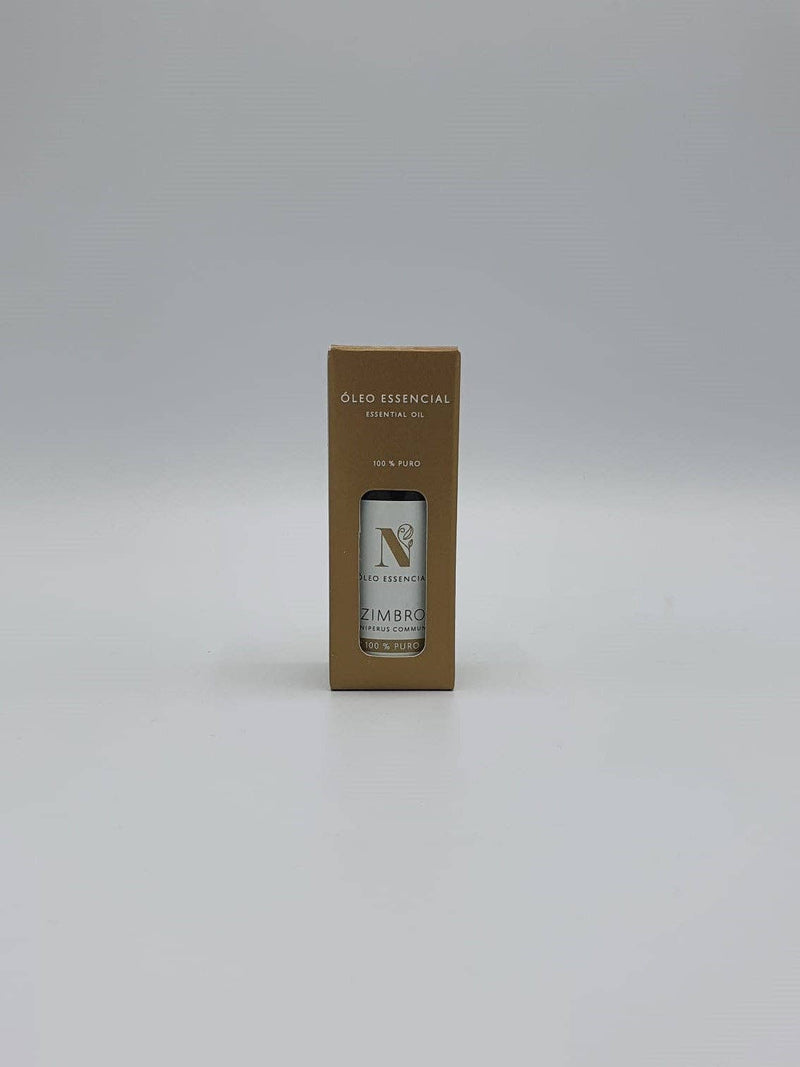 Kleine braune Pappschachtel mit einer Flasche Wacholderöl (Zimbro).