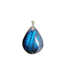 Ein blauer, tropfenförmiger Anhänger aus Stein.