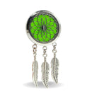 Ein silberfarbener Aromadiffusor-Anhänger im Traumfänger-Stil, mit einem floralen Ausschnitt über einem leuchtend grünen Filzpad und drei herabhängenden silbernen Feder-Anhängern.