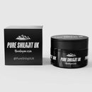 Eine schwarze Box und ein Glas, beide mit der Aufschrift "PURE SHILAJIT UK Himalayan resin", einem Berg-Logo und dem Instagram-Handle "@PureShilajitUK".