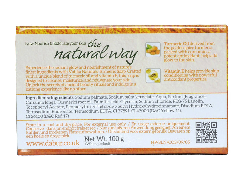 Die Rückseite einer orangefarbenen Seifenverpackung mit Text in Englisch, Französisch und Niederländisch. Es beschreibt Kurkumaöl und Vitamin E und listet Inhaltsstoffe auf. Auch eine Website und ein QR-Code sind sichtbar.