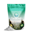 Ein weißes Päckchen mit der Aufschrift „Ancient Purity Taurine Pure Powder“ auf einem weißen Hintergrund, davor ein Haufen weißes Pulver.