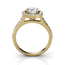 Seitenansicht eines Verlobungsrings aus Gelbgold mit einem runden Diamanten und Halo-Fassung.