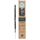 Ein einzelnes dunkles Räucherstäbchen liegt neben seiner Sagrada Madre Myrrhe Olibanum Verpackung. Die Schachtel gibt 8 dicke Stäbchen (23cm) aus Harz aus Indien-Afrika für inneren Frieden an.