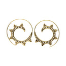 Ein Paar goldene Ohrringe im Spiraldesign mit kleinen Kugel- und Kreisverzierungen.