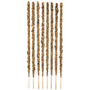 Eine vertikale Anordnung von neun handgefertigten, dicken Räucherstäbchen vor einem weißen Hintergrund. Die Stäbchen sind dick mit rauem, strukturiertem Pflanzenmaterial in Braun- und Grüntönen überzogen, typisch für Naturharz- oder Holz-Räucherwerk wie Palo Santo oder Weihrauch.