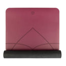 Teilweise zusammengerollte bordeauxrote Yogamatte mit dunklem geometrischem Blumenmuster.