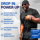 Ein lächelnder Mann in Sportkleidung, der einen Football hält, mit dem Text „DROP IN POWER UP“ und Vorteilen wie der Steigerung des Zellenergielevels, verbessertem Antioxidantien-Schutz, Förderung des allgemeinen Wohlbefindens und Unterstützung der Gehirngesundheit.