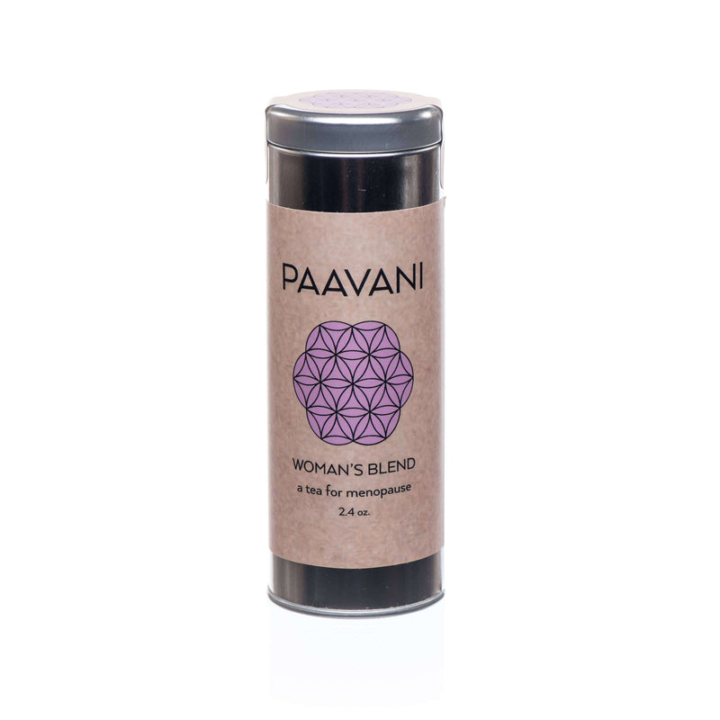 Eine hohe, schlanke zylindrische Metalldose mit silbernem Deckel steht aufrecht. Das Etikett an der Seite trägt die Aufschrift "PAAVANI" mit einem violetten geometrischen Muster und "WOMAN'S BLEND a tea for menopause 2.4 oz.".