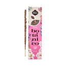 Eine Schachtel "Sagrada Madre Botánico" Räucherstäbchen der Duftrichtung "Jazmín Rosas" (Jasmin Rosen). Die blumig gestaltete Verpackung wird neben einem einzelnen, unverpackten und texturierten Räucherstäbchen vor einem reinweißen Hintergrund gezeigt.