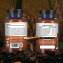 Eine Prowise Mushroom Complex Flasche auf einem Waldboden mit Pilzen und Herbstblättern. Die Rückseite zeigt die Nährwertinformationen und Gebrauchsanweisungen des Nahrungsergänzungsmittels.