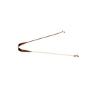 Einfacher Zungenreiniger aus Kupfer vor weißem Hintergrund.