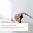 Eine fitte Frau in weißer Sportbekleidung, die eine seitliche Dehn-Yoga-Pose ausführt, mit einem Text-Overlay über „Peso e depurazione“ und Nahrungsergänzungsmitteln, die Gewichtskontrolle und Körperreinigung unterstützen.