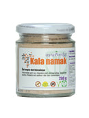 Vorderseite eines Glases mit der Aufschrift "Kala namak", "Sal negra del himalaya", mit Symbolen für glutenfrei, 100% natürlich und GVO-frei, sowie der Angabe "200g".