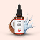 Eine Flasche Myvial Vitamin B12 + Folsäure (vegan) steht vor einer halben Kokosnuss und einem Wasserspritzer, der Frische und Natürlichkeit des Produkts suggeriert.