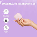 Eine Hand hält eine rosa Seife vor violettem Hintergrund. Der Text lautet: „IHRE SCHÖNHEIT IST BEI UNS SICHER.“ Symbole zeigen an, dass die Seife tierversuchsfrei, ohne SLS und ohne Parabene ist.