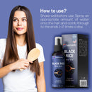 Eine lächelnde Frau mit langen, glatten braunen Haaren hält eine Holzbürste neben der Flasche und Verpackung des Harmonify BLACK RICE Water Sprays. Text auf dem Bild liefert die Gebrauchsanweisung: „Vor Gebrauch gut schütteln. Eine entsprechende Menge auf das Haar sprühen und 1–2 Mal täglich bis in die Spitzen durchkämmen.“