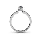 Seitenprofil eines silbernen Solitär-Verlobungsrings mit diamantbesetzter Ringschiene und einem funkelnden versteckten Halo.