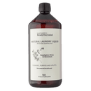  Eine Flasche "Read/the/label NATURAL LAUNDRY LIQUID WITH PURE ESSENTIAL OILS Eucalyptus Dives & Geranium" auf grünem Hintergrund. Das Etikett verspricht 35 Waschgänge.