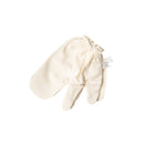 Ein Paar cremefarbene oder weiße Baumwollhandschuhe für die Trockenbürstenmassage, mit elastischem Bündchen und einem kleinen Markenetikett.