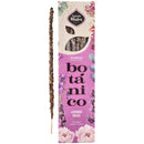 Eine vertikale Produktaufnahme, die eine einzelne, dicke, mit Pflanzenmaterial bedeckte Sagrada Madre Räucherstäbchen neben der Verpackung zeigt. Die rosa-grüne Schachtel ist mit „Botánico“ und „Lavanda Rosas“ (Lavendel Rosen) beschriftet und verspricht „Felicidad / Happiness“ (Glück).