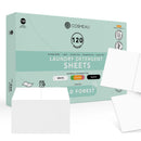 Eine Produktaufnahme, die eine große, rechteckige Schachtel COSMEAU Waschmittel-Tücher (Laundry Detergent Sheets) für 120 Wäschen im Duft Wild Forest zeigt. Die hellgrün/türkise Schachtel wirbt mit „biologisch abbaubar, vegan, parabenfrei, phosphatfrei, plastikfrei“. Im Vordergrund ist ein Stapel weißer, perforierter Waschmittel-Tücher zu sehen, wobei ein Tuch teilweise herausgezogen ist.