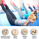 Eine Gruppe von Frauen liegt auf dem Rücken und macht Pilates-Übungen mit einem rosa Mini-Übungsball zwischen den Beinen; darunter stehen Piktogramme und französischer Text für ökoverantwortliche Materialien, Yoga & Fitness, Mehrfachnutzung und 2er-Ball-Set.