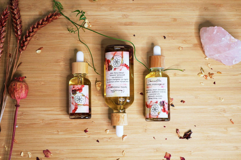 Ayamani Naturals - Tantrisches "Vanille" Sinnliches Massageöl, mit Rosenblättern