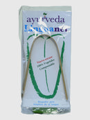 Ein verpackter "Ayurveda autentico Linguanet" Zungenschaber, aus "100% Vegetales Compostable" (100% pflanzlich kompostierbarem) Material, deutlich sichtbar durch seine transparente Plastikverpackung.