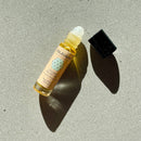 Draufsicht auf eine offene Roll-on-Flasche PAAVANI AYURVEDA Tension Relief Oil auf einer grauen Oberfläche mit einem Schatten.
